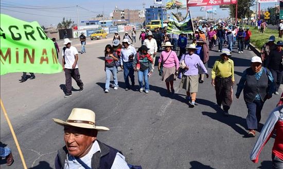 Manifestantes bloquean la vía de salida de Arequipa a Cuzco y Puno el 22 de abril de 2015, durante el paro de 24 horas convocado en apoyo a las protestas de los pobladores de la provincia de Islay contra el proyecto minero Tía María, de la mexicana Souther Copper en Arequipa (