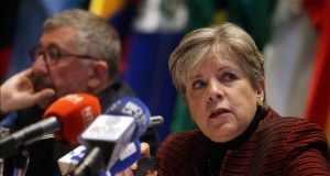 La secretaria ejecutiva de la Comisión Económica para América Latina y el Caribe (CEPAL), Alicia Bárcena (d), habla este miércoles 27 de mayo de 2015, durante la entrega del informe anual 'La Inversión Extranjera Directa en América Latina y el Caribe 2015', en Santiago (Chile).