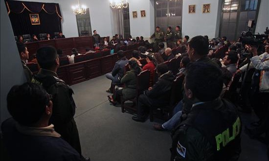 Vista general de la audiencia judicial contra los policías bolivianos acusados de haber ayudado en la fuga del empresario peruano Martín Belaunde Lossio de su arresto domiciliario.
