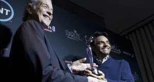 Rick Nicita, presidente del "American Cinematheque" (i) y el actor mexicano Eugenio Derbez posan para los fotógrafos durante el anuncio de nominaciones a los Premios Platino al Cine Iberoamericano que tuvo lugar en el hotel Andaz de Los Ángeles