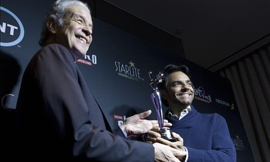 Rick Nicita, presidente del "American Cinematheque" (i) y el actor mexicano Eugenio Derbez posan para los fotógrafos durante el anuncio de nominaciones a los Premios Platino al Cine Iberoamericano que tuvo lugar en el hotel Andaz de Los Ángeles