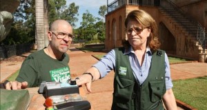 Joao Tochetto y su esposa Maria Rosa Jaques, investigadores y presentadores del programa Visión Paranormal, hacen una demostración con sensores de campos electromagnéticos el pasado 21 de mayo de 2015, en la hacienda Saltinho, en Sao Manuel, estado de Sao Paulo