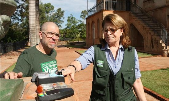 Joao Tochetto y su esposa Maria Rosa Jaques, investigadores y presentadores del programa Visión Paranormal, hacen una demostración con sensores de campos electromagnéticos el pasado 21 de mayo de 2015, en la hacienda Saltinho, en Sao Manuel, estado de Sao Paulo