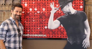 Marco Zunino posa en Times Square en Nueva York (EE.UU.). Zunino regresa a las tablas de Broadway para volver a interpretar el papel del abogado "Billy Flynn" en el exitoso musical "Chicago" en el que debutó en 2012 y que le convirtió en el primer latino en dar vida a ese personaje, uno de los protagonistas de la premiada obra. Zunino está frente al teatro Ambassador donde se presentará nuevamente desde el próximo lunes 1 de junio, para luego continuar de gira a Corea.