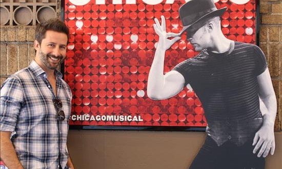 Marco Zunino posa en Times Square en Nueva York (EE.UU.). Zunino regresa a las tablas de Broadway para volver a interpretar el papel del abogado "Billy Flynn" en el exitoso musical "Chicago" en el que debutó en 2012 y que le convirtió en el primer latino en dar vida a ese personaje, uno de los protagonistas de la premiada obra. Zunino está frente al teatro Ambassador donde se presentará nuevamente desde el próximo lunes 1 de junio, para luego continuar de gira a Corea.