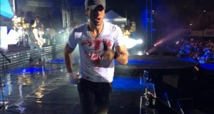 Fotografía cedida de este 30 de mayo de 2015, del cantante español Enrique Iglesias quien sufrió varios cortes en una mano durante una presentación que tuvo anoche en Tijuana, México y tuvo que ser atendido por personal de emergencia, según informaron hoy, 31 de mayo de 2015, fuentes próximas al artista. De acuerdo con una nota de sus representantes, "algo salió mal" cuando el cantante manipulaba un dron que suele utilizar "para dar una mejor experiencia visual" a sus aficionados.