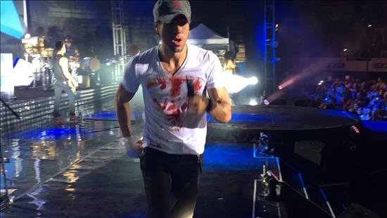 Fotografía cedida de este 30 de mayo de 2015, del cantante español Enrique Iglesias quien sufrió varios cortes en una mano durante una presentación que tuvo anoche en Tijuana, México y tuvo que ser atendido por personal de emergencia, según informaron hoy, 31 de mayo de 2015, fuentes próximas al artista. De acuerdo con una nota de sus representantes, "algo salió mal" cuando el cantante manipulaba un dron que suele utilizar "para dar una mejor experiencia visual" a sus aficionados.