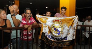 Aficionados del Real Madrid esperan la llegada del exfutbolista brasileño Edson Arantes do Nascimento Pelé y a los jugadores del club Cosmos, en La Habana.