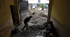 Un muerto y siete heridos deja un alud de tierra en la selva central de Perú
El deslizamiento se registró a las 8:30 hora local (13:30 GMT) del domingo en la vertiente del riachuelo Yananguito, a causa de las lluvias caídas en la zona durante los últimos días, y arrastró a dos camionetas y tres microbuses cuando transitaban por un camino rural.