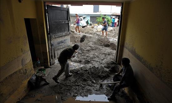 Un muerto y siete heridos deja un alud de tierra en la selva central de Perú
El deslizamiento se registró a las 8:30 hora local (13:30 GMT) del domingo en la vertiente del riachuelo Yananguito, a causa de las lluvias caídas en la zona durante los últimos días, y arrastró a dos camionetas y tres microbuses cuando transitaban por un camino rural.