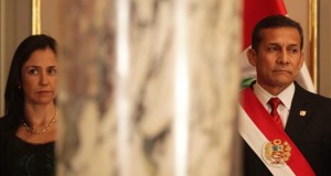 El presidente Ollanta Humala rechaza las nuevas denuncias contra su esposa
El presidente de Perú, Ollanta Humala (d), y su esposa, Nadine Heredia.