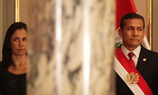 El presidente Ollanta Humala rechaza las nuevas denuncias contra su esposa
El presidente de Perú, Ollanta Humala (d), y su esposa, Nadine Heredia.