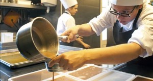 El Celler de Can Roca, mejor restaurante del mundo por segunda vez
Miembros del equipo de cocina del Celler de Can Roca trabajan en el restaurante esta mañana.