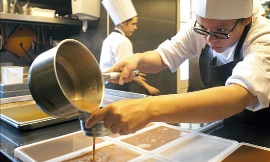 El Celler de Can Roca, mejor restaurante del mundo por segunda vez
Miembros del equipo de cocina del Celler de Can Roca trabajan en el restaurante esta mañana.