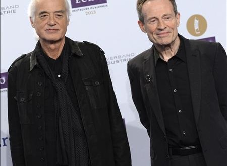 Led Zeppelin incluye temas inéditos en la reedición de sus últimos álbumes
El guitarrista Jimmy Page (i) y el bajista John Paul Jones (d) de la banda Led Zeppelin.