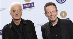 Led Zeppelin incluye temas inéditos en la reedición de sus últimos álbumes
El guitarrista Jimmy Page (i) y el bajista John Paul Jones (d) de la banda Led Zeppelin.