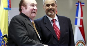 Expresidente de Federación Peruana dice que Blatter no incurrió en corrupción
Imagen de Archivo del presidente de la Confederación Sudamericana de Fútbol (Conmebol), Nicolás Leoz (i), saluda a su homólogo de la Federación Peruana de Fútbol, Manuel Burga (d), en Asunción (Paraguay).