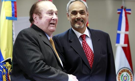 Expresidente de Federación Peruana dice que Blatter no incurrió en corrupción
Imagen de Archivo del presidente de la Confederación Sudamericana de Fútbol (Conmebol), Nicolás Leoz (i), saluda a su homólogo de la Federación Peruana de Fútbol, Manuel Burga (d), en Asunción (Paraguay).