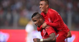 El jugador Jefferson Farfan (i) de Perú celebra después de anotar ante México durante un partido amistoso preparatorio para la Copa América 2015, celebrado en Lima (Perú).