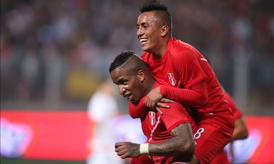 El jugador Jefferson Farfan (i) de Perú celebra después de anotar ante México durante un partido amistoso preparatorio para la Copa América 2015, celebrado en Lima (Perú).