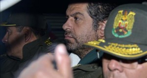 Fotografía tomada el pasado 29 de mayo en la que se registró al empresario peruano Martín Belaunde Lossio (c) al ser escoltados por policías bolivianos, durante su entrega a las autoridades peruanas en el puente internacional de Desaguadero, localidad fronteriza entre Bolivia y Perú