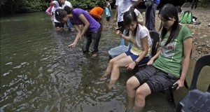 Unas 190 personas pasarán la noche atrapadas en monte por temblor en Malasia
Unos turistas se refrescan los pies en una laguna del parque natural del Kinabalu, en Malasia.