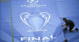 El Barça busca en Berlín su segunda triple corona
Operarios ultiman los preparativos para la final de la Liga de Campeones que disputarán mañana el FC Barcelona y la Juventus en el Estadio Olímpico de Berlín (Alemania), hoy, viernes 5 de junio de 2015