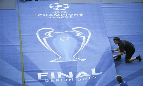 El Barça busca en Berlín su segunda triple corona
Operarios ultiman los preparativos para la final de la Liga de Campeones que disputarán mañana el FC Barcelona y la Juventus en el Estadio Olímpico de Berlín (Alemania), hoy, viernes 5 de junio de 2015