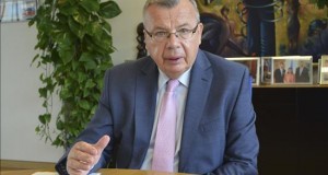 Fotografía tomada en julio de 2014 en la que se registró al director ejecutivo de la Oficina de Naciones Unidas contra la Droga y el Delito (ONUDD), Yuri Fedotov, quien dijo que "hoy en el Perú hay más de 80.000 hectáreas dedicadas a cultivos alternativos, superando las 49.800 hectáreas dedicadas a la coca"