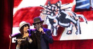 El cantante español Joaquín Sabina (d) se presenta, este 5 de junio, durante un concierto parte de su gira "Diecinueve días y quinientas noches", en el Coliseo Rumiñahui en Quito (Ecuador).