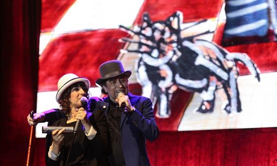 El cantante español Joaquín Sabina (d) se presenta, este 5 de junio, durante un concierto parte de su gira "Diecinueve días y quinientas noches", en el Coliseo Rumiñahui en Quito (Ecuador).