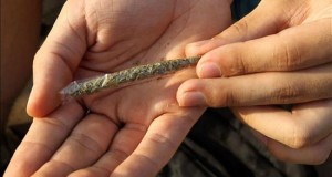 Miami Beach estudia imponer multas por posesión de marihuana menor 20 gramos
Vista de un cigarrillo preparado con marihuana.