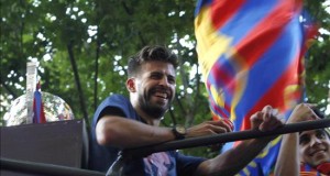 Piqué se acordó del cantante colombiano Kevin Roldán en la celebración del Barça
El jugador del FC Barcelona Gerard Piqué durante la celebración del título de Liga de Campeones logrado ayer tras vencer al Juventus de Turín en el estadio Olímpico de Berlín.
