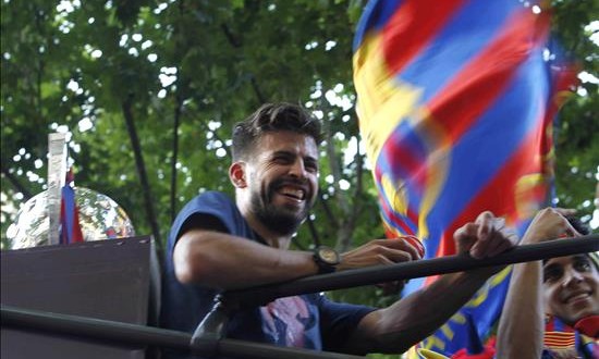 Piqué se acordó del cantante colombiano Kevin Roldán en la celebración del Barça
El jugador del FC Barcelona Gerard Piqué durante la celebración del título de Liga de Campeones logrado ayer tras vencer al Juventus de Turín en el estadio Olímpico de Berlín.