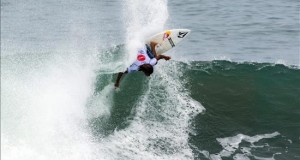 El costarricense Mcgonagle y la estadounidense Blanco ganan los Juegos Mundiales Surf
Fotografía cedida por la Asociación Internacional de Surf (ISA, por sus siglas en inglés), del integrante de la selección de Costa Rica, Carlos Muñoz, compitiendo en la ISA Aloha Cup hoy, domingo 7 de junio de 2015, en la playa Popoyo en Nicaragua.