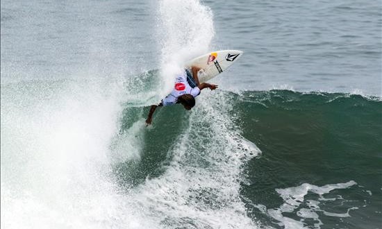 El costarricense Mcgonagle y la estadounidense Blanco ganan los Juegos Mundiales Surf
Fotografía cedida por la Asociación Internacional de Surf (ISA, por sus siglas en inglés), del integrante de la selección de Costa Rica, Carlos Muñoz, compitiendo en la ISA Aloha Cup hoy, domingo 7 de junio de 2015, en la playa Popoyo en Nicaragua.