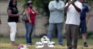 Un grupo de personas se reúne en el sitio donde Walter L. Scott, de 50 años, recibió disparos de un policía blanco en North Charleston (EE.UU.).