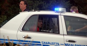 El Concejo de la ciudad de Charlotte, en Carolina del Norte, aprobó hoy por unanimidad una resolución que impide al Departamento de Policía detener a una persona por sospechar que está indocumentada en el país y cuestionarla sobre su estatus migratorio.
