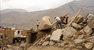 Reportan 6 muertos y 6 heridos en una camioneta sepultada por un alud en Perú
Ayer, a las 19.30 horas aproximadamente (24.30 GMT), se produjo un derrumbe de piedras que dejó sepultado un vehículo de transporte público a la altura del kilómetro 90 de la carretera Huaura a Churín, en el sector de Pampa Libre, distrito de Checras, en la provincia de Huaura.
