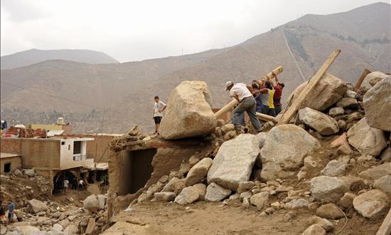 Reportan 6 muertos y 6 heridos en una camioneta sepultada por un alud en Perú
Ayer, a las 19.30 horas aproximadamente (24.30 GMT), se produjo un derrumbe de piedras que dejó sepultado un vehículo de transporte público a la altura del kilómetro 90 de la carretera Huaura a Churín, en el sector de Pampa Libre, distrito de Checras, en la provincia de Huaura.