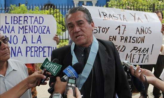 Abogado de fundador de Sendero Luminoso rechaza que sea un grupo narcotraficante
El abogado peruano Alfredo Crespo, defensor del líder fundador de grupo terrorista peruano Sendero Luminoso, Abimael Guzmán.