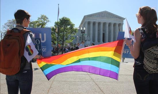 El Gobierno de Florida aprobó remover oficialmente una parte de una ley que prohibía desde hace unas cuatro décadas las adopciones a homosexuales, reportaron hoy medios locales