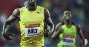 Bolt gana los 200 en Nueva York pero no baja de los 20 segundos
Una salida lenta (176 milésimas) y la pérdida de empuje en el último tramo depararon a Bolt una marca de 20.29, con fuerte viento contrario (-2,8).