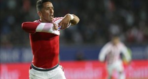 2-2. Lucas Barrios amarga el estreno de Argentina
El delantero paraguayo Lucas Ramón Barrios celebra su gol, gol del empate ante Argentina, durante el partido Argentina-Paraguay, del Grupo B de la Copa América de Chile 2015, en el Estadio La Portada de La Serena de La Serena, Chile, hoy 13 de junio de 2015. EFE