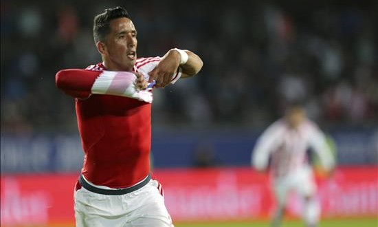 2-2. Lucas Barrios amarga el estreno de Argentina
El delantero paraguayo Lucas Ramón Barrios celebra su gol, gol del empate ante Argentina, durante el partido Argentina-Paraguay, del Grupo B de la Copa América de Chile 2015, en el Estadio La Portada de La Serena de La Serena, Chile, hoy 13 de junio de 2015. EFE