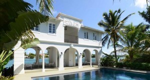 Se alquila antigua residencia mafiosa en Miami Beach
Fotografía facilitada por MB American Realty, de la antigua mansión del legendario gángster Al Capone en Miami Beach, que casi setenta años después de la muerte del capo mafioso ha vuelto a cobrar vida como escenario de series de televisión, cine y publicidad.