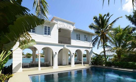 Se alquila antigua residencia mafiosa en Miami Beach
Fotografía facilitada por MB American Realty, de la antigua mansión del legendario gángster Al Capone en Miami Beach, que casi setenta años después de la muerte del capo mafioso ha vuelto a cobrar vida como escenario de series de televisión, cine y publicidad.