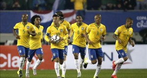 El delantero brasileño Neymar jr. (3i) celebra su gol, primero del equipo, junto a sus compañeros, durante el partido Brasil-Perú, del Grupo C de la Copa América de Chile 2015, en el Estadio Municipal Bicentenario Germán Becker de Temuco, Chile, hoy 14 de junio de 2015.