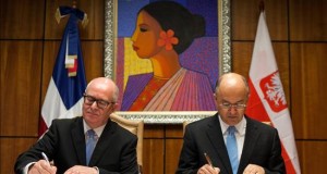 El Vaticano iniciará el 11 de julio el juicio al exnuncio en República Dominicana
El procurador general polaco, Andrzej Seremet (i), y su homólogo dominicano, Francisco Domínguez Brito, durante la firma de un memorándum de cooperación jurídica entre ambas naciones, el pasado mes de mayo.