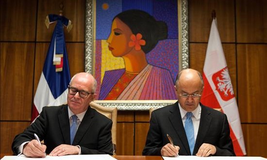 El Vaticano iniciará el 11 de julio el juicio al exnuncio en República Dominicana
El procurador general polaco, Andrzej Seremet (i), y su homólogo dominicano, Francisco Domínguez Brito, durante la firma de un memorándum de cooperación jurídica entre ambas naciones, el pasado mes de mayo.